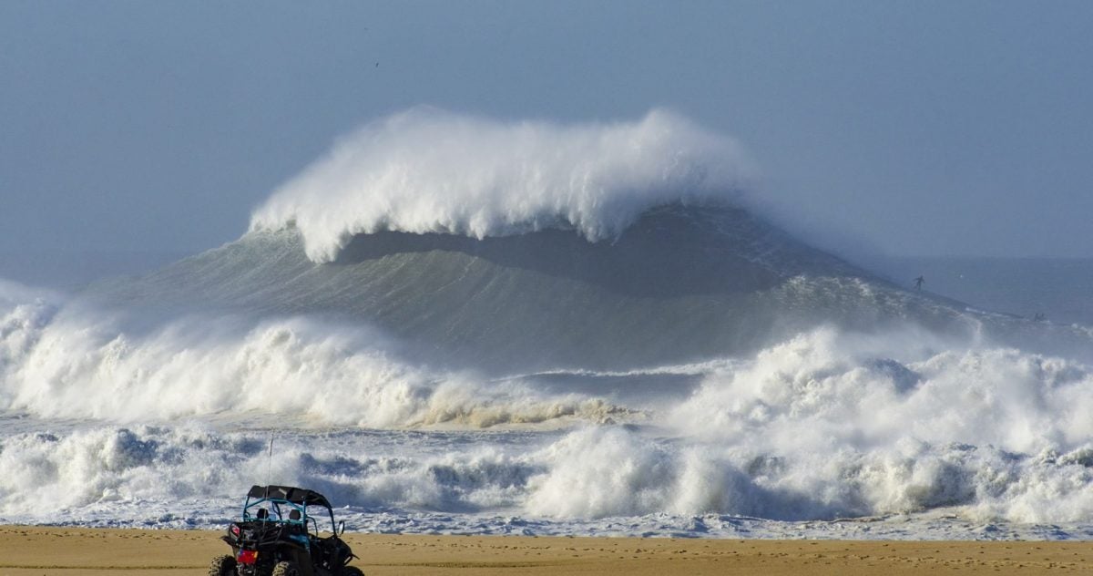 Las olas más grandes del mundo para surfear se dan en Nazaré, Portugal